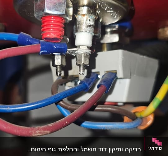חיבורים חשמליים עם חוטים צבעוניים וברגים